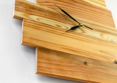 Minimalisticeké hodiny SUGI TOKEI, detail struktury cedrového dřeva