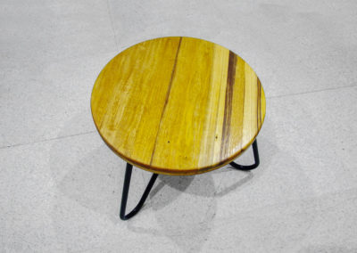 Kulatý stolek JUA s kovovými nohy, deska z exotického dřeva