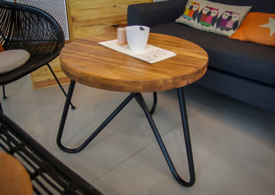 šedesáti centimetrový kulatý stolek JUA, z blízka, v kavárně