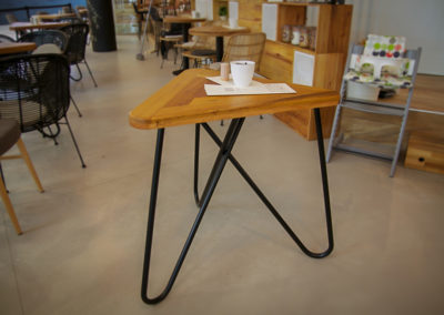 Trojúhelníkový stolek KASHIKOI v kavárenském prostředí