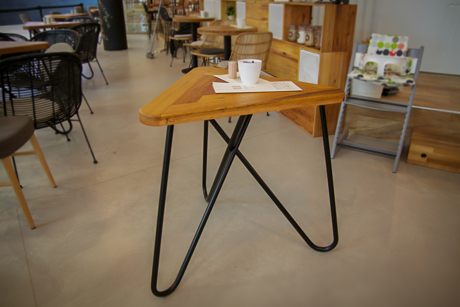 Trojúhelníkový stolek KASHIKOI v kavárenském prostředí