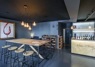 Udržitelný interiér vinárny Glass of Wine