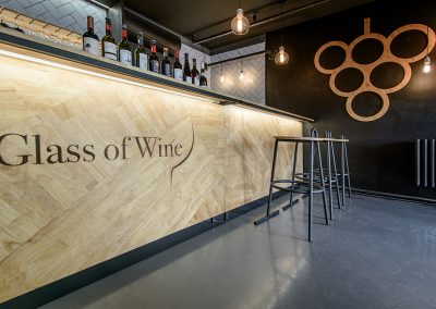 Udržitelný interiér vinárny Glass of Wine, velký barový pult