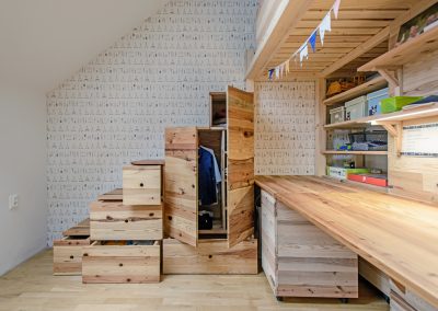 Interiér podkrovního bytu ze dřeva GENKI, kreativní skříň
