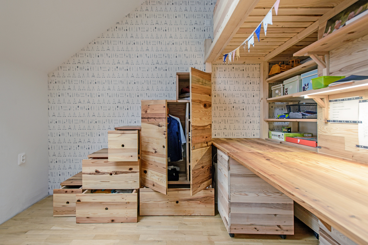 Interiér podkrovního bytu ze dřeva GENKI, kreativní skříň
