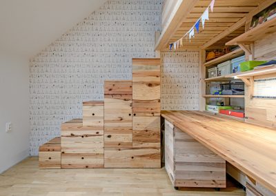 Interiér podkrovního bytu ze dřeva GENKI, hravá skříň