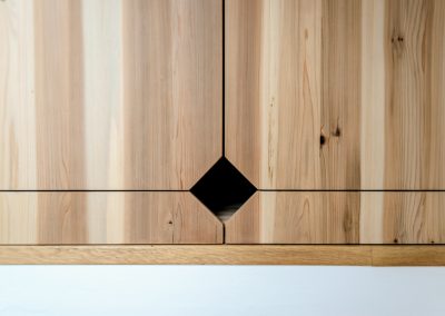 Interiér podkrovního bytu ze dřeva GENKI, moderní úchytka