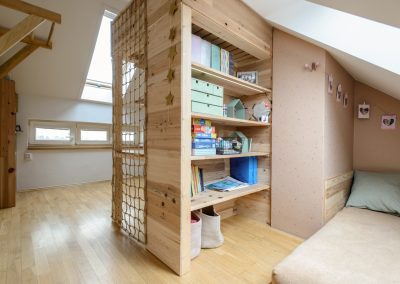 Interiér podkrovního bytu ze dřeva GENKI, dětský pokoj ze dřeva