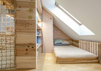 Interiér podkrovního bytu ze dřeva GENKI, dětský pokoj