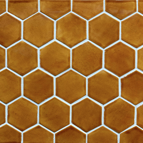 Udržitelné a ekologické interiéry na míru Tileme textura obkladacky hexagony medove 500