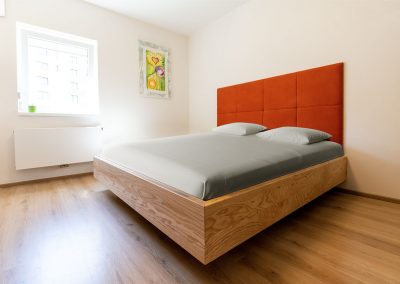 Minimalistický barevný interiér PAPILIO, plovoucí postel z jasanu