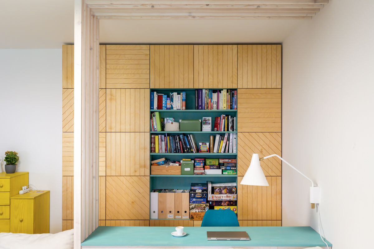 Minimalistický barevný interiér PAPILIO, frézovaná knihovna